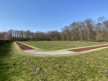 Außengelände mit Tartanbahn