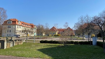Blick vom Sportzentrum in Richtung Schule, Besucherparkplatz