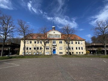 Hauptgebäude der Schule