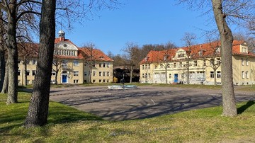 Schulgebäude und Gebäude der Frühförderung (FEB) mit Brunnenplatz