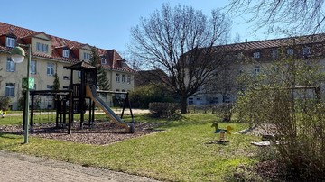 Spielplatz und Internatsgebäude