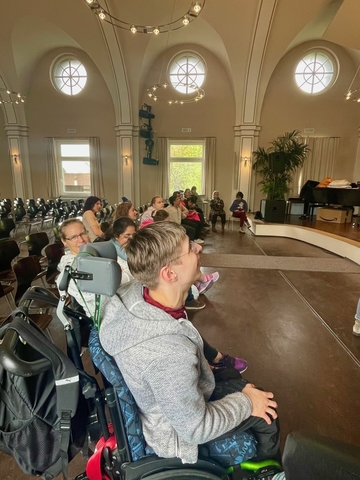 Zuschauer in der Aula, die sich das Theaterstück anschauen.