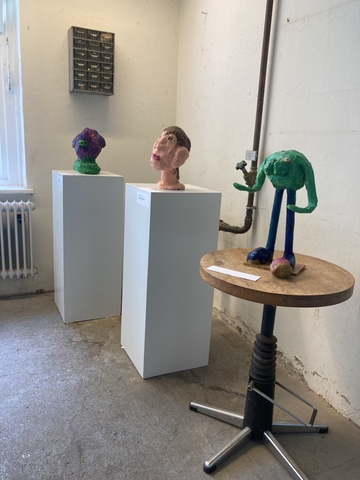 Verschiedene Aufnahmen aus mehreren Positionen von der Ausstellungshalle.