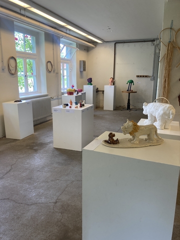 Verschiedene Aufnahmen aus mehreren Positionen von der Ausstellungshalle.