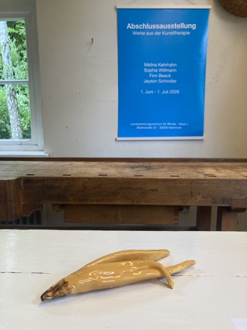 Verschiedene Kunstobjekte aus der Abschlussausstellung der Kunsttherapie Juni 2026.