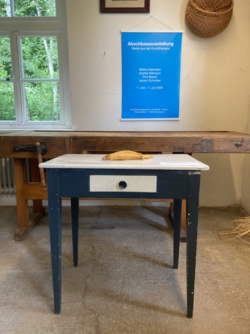 Verschiedene Kunstobjekte aus der Abschlussausstellung der Kunsttherapie Juni 2026.