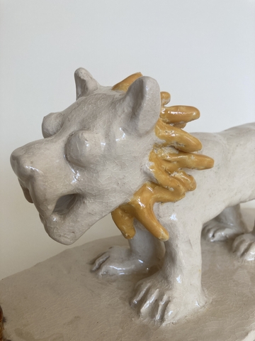 Verschiedene Kunstobjekte aus der Abschlussausstellung der Kunsttherapie Juni 2026.