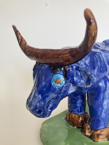Verschiedene Kunstobjekte aus der Abschlussausstellung der Kunsttherapie Juni 2026.