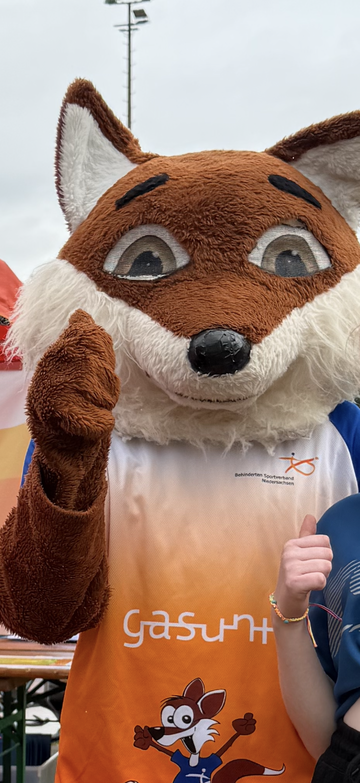 Auf dem Foto ist das Maskottchen Sporty zu sehen.