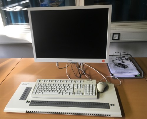 Arbeitsplatz in der Sekundarstufe I -- PC mit Braillezeile