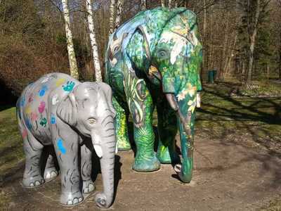 Kunstprojekt Elefant mit Hand- und Fußabdrücken