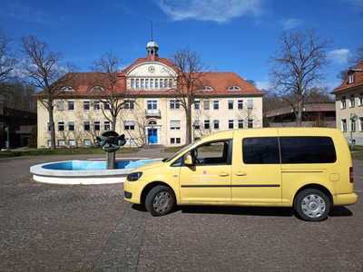 Dienstfahrzeug auf dem Brunnenplatz