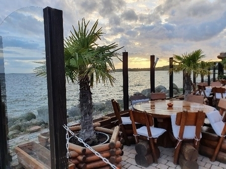 draußen auf einer Terrasse mit Blick auf das Meer