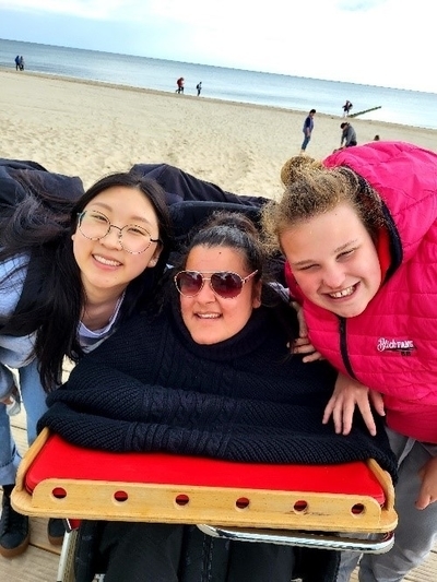Drei Mädchen am Strand
