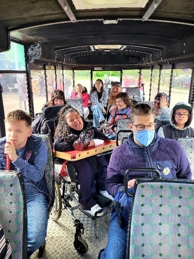 mehrere Personen in einem Bus