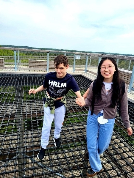 zwei Personen auf einem Skywalk