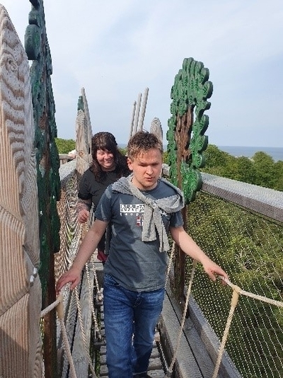 zwei Personen auf einer Hängebrücke