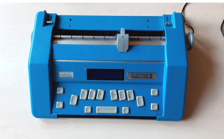 Auf dem Bild ist eine Punktschriftmaschine ELOTYPE 5 abgebildet.