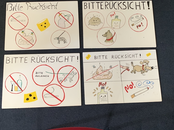 Plakattafeln mit den Hinweisen