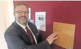 Zeichen der Erinnerung: Schulleiter Martin Baaske vor der neuen Gedenktafel.Foto: Simon Benne