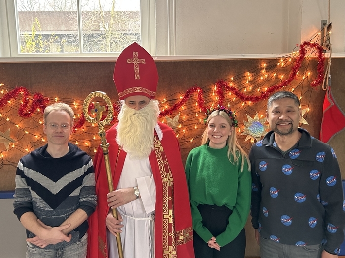 Das Organisationsteam der diesjährigen Nikolausfeier von links, Herr Gömann, der Nikolaus (Herr Wirth), Frau Musäus und Herr Purevdorj.