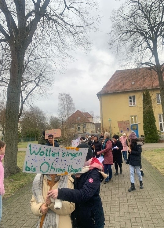 Kinderdemonstration auf dem Schulgelände mit Plakaten.