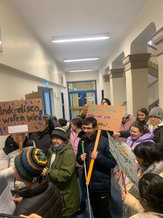 Der Demonstrationszug in der Schule