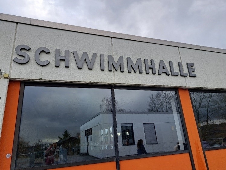 Bild von einer Schwimmhalle von außen.