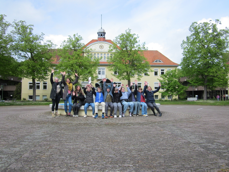 Gruppenfoto auf dem Brunnenplatz mit dem Organisationsteam Melanie Börner, Silke Haeseler und Susanne Walf