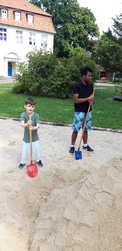 Erste Versuche Sand zu schaufeln