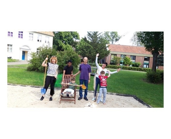 Das Bauteam mit drei Schülern und Mitarbeitenden