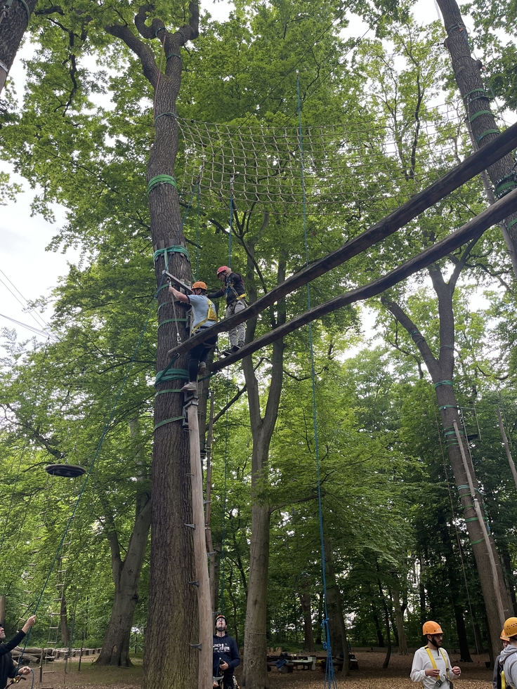 Zwei Teilnehmer müssten bei dieser Station gemeinsam über parallel laufende Balken balancieren