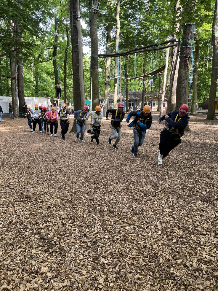 Die Gruppe läuft mit dem Seil in der Hand los und zieht damit die Person am Seil in die Luft