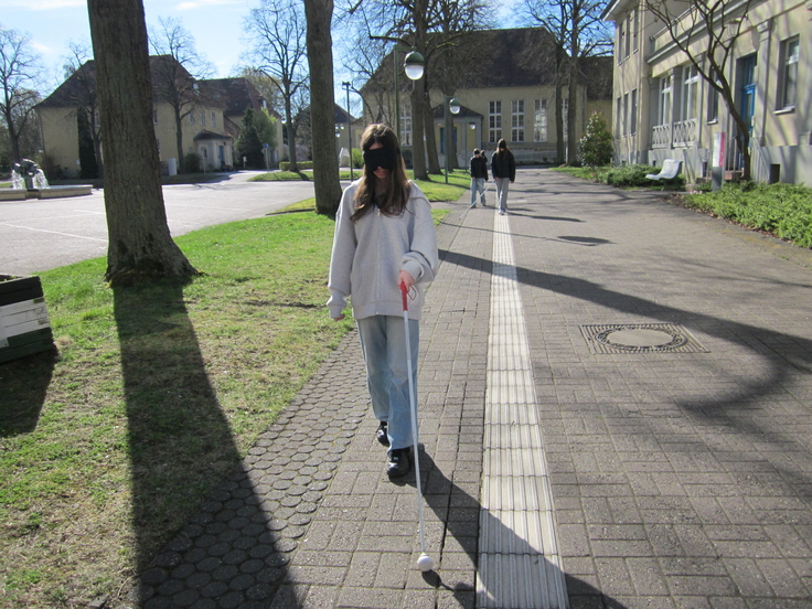 Gehen auf der Leitlinie mit dem Langstock unter der Augenbinde