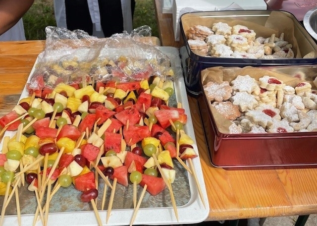 Leckere Fruchtspieße und selbstgebackene Kekse liegen auf dem Buffet bereit