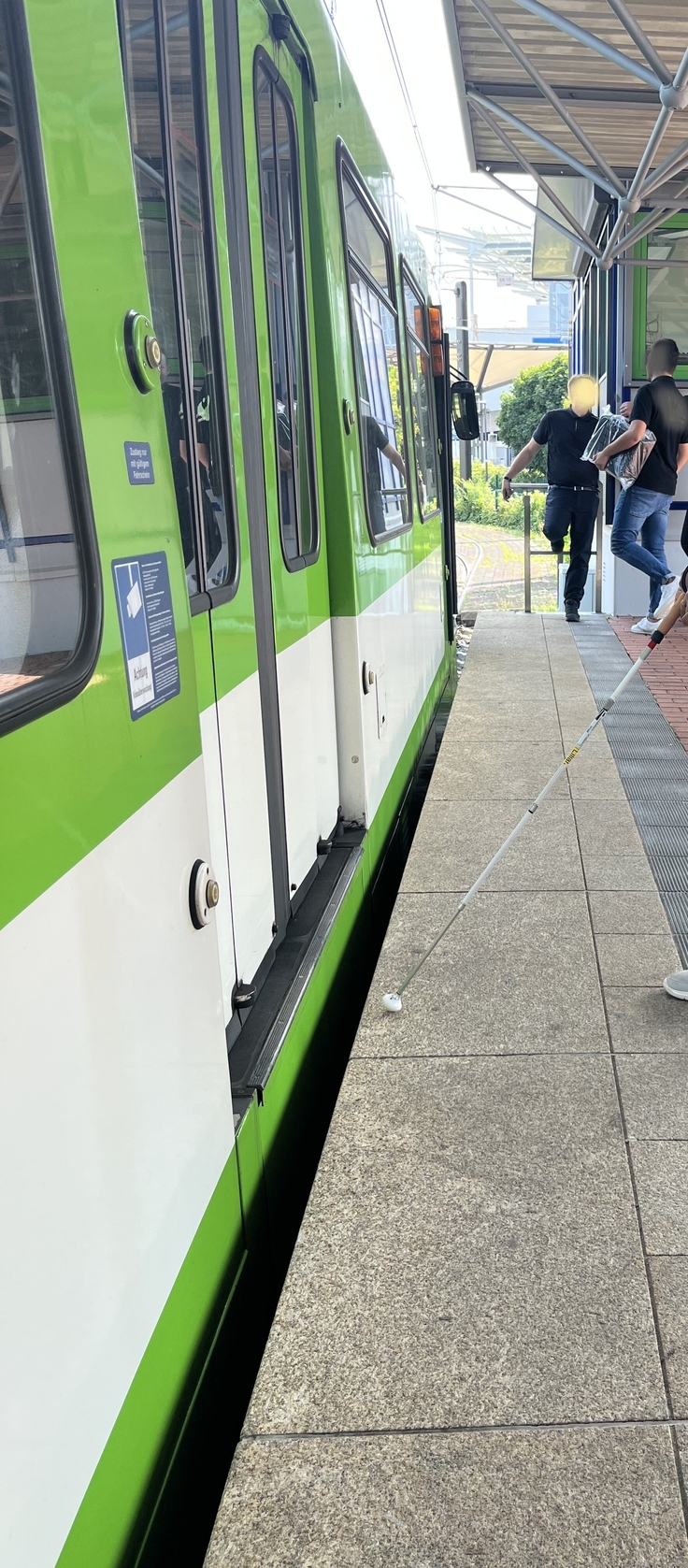 Ein Schüler übt das sichere Einsteigen in die grüne Bahn TW 6000