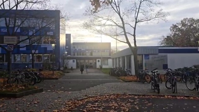 Die Sonne geht gerade über dem Eingang der Europaschule in Bremen auf.