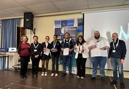 Auf der Bühne werden die Teilnehmer des Messe Pitches mit einer Urkunde gewürdigt.