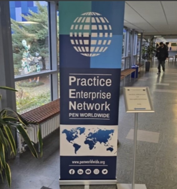 World Aufsteller und ein Wegweiser zeigen den Teilnehmern den Weg zur Messe.