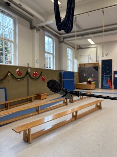 Die dekorierte Gymnastikhalle mit Bänken und einem Mikrofon für den Nikolaus.