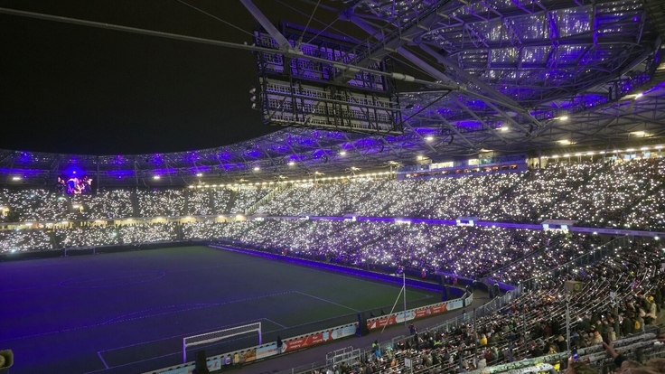 Blick auf die gut gefüllte Westtribüne