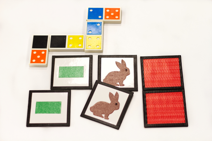 Verschiedene Dominosteine und Memoriekarten.