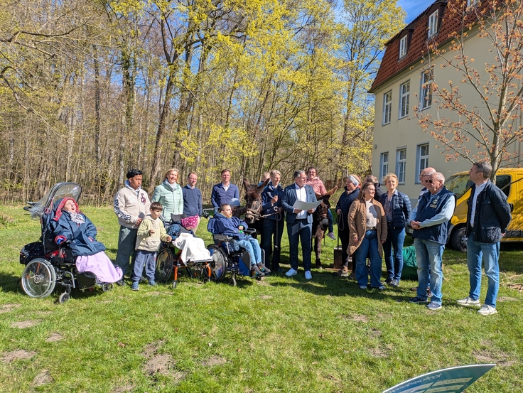 Besucher der Bürgerinitiative Kirchrode und Schülerinnen und Schüler bei der Übergabe des Spendenschecks