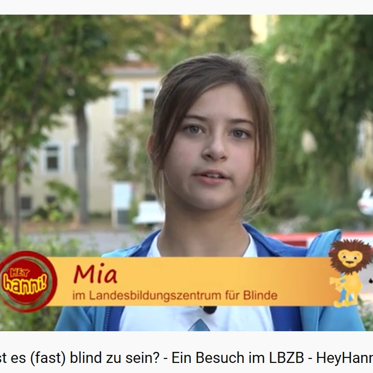 Mia zu Besuch im LBZB - Fernsehbericht über Mia, die sich den Alltag fast blinder Kinder anschaut.