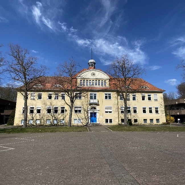 Hauptgebäude der Schule