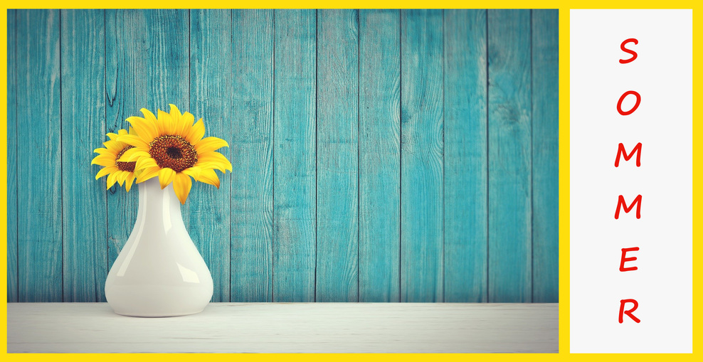 Vase mit Sonnenblumen vor einer farbigen Holzwand, daneben steht Sommer in roter Schrift.