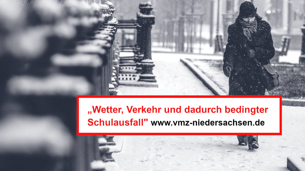 Eine Frau geht im Schneegestöber durch die Straßen. Wetter, Verkehr und dadurch bedingter Schulausfall. www.vmz-niedersachsen.de