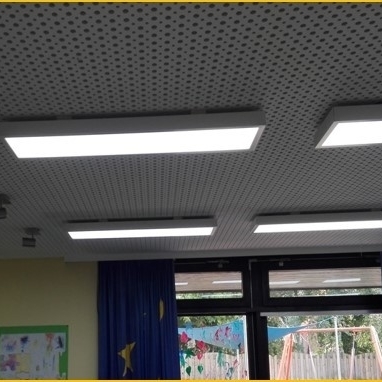 Auf dem Bild sind LED-Leuchtpaneele zu sehen, die an der Decke eines integrativen Kindergartens befestigt wurden.