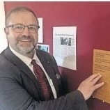 Zeichen der Erinnerung: Schulleiter Martin Baaske vor der neuen Gedenktafel.Foto: Simon Benne