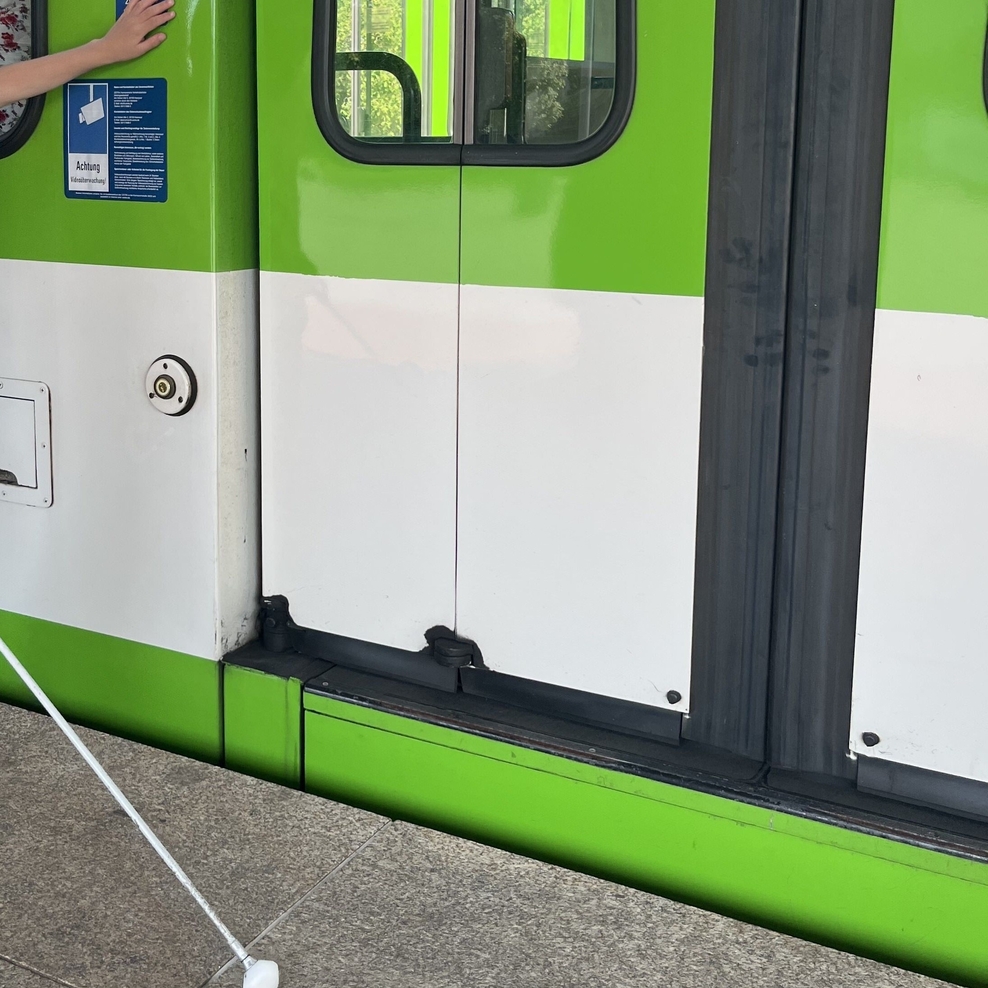 Ein Schüler übt das sichere Einsteigen in die grüne Bahn TW 6000